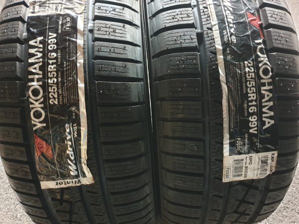 2x Yokohama 225/55R16 98V WDrive V902A Winterbanden Dot 2011, marge factuur.