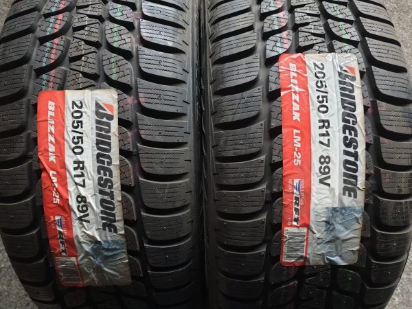 2x Bridgestone 205/05R17 89V LM25 Runflat Winterbanden Dot 2008, marge factuur.