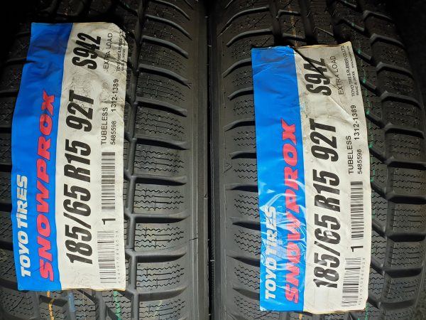 2x Toyo 185/65R15 92T Snowprox S942 XL Winterbanden Dot 2010, marge factuur.