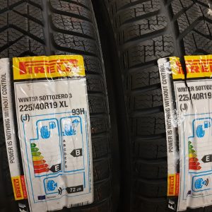 2x Pirelli 225/40R19 93H Winter Sottozero-3 (J) Winterbanden Dot 2018, marge factuur.