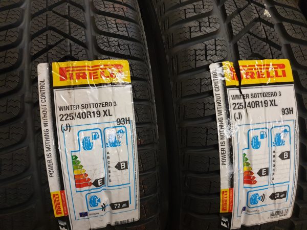 2x Pirelli 225/40R19 93H Winter Sottozero-3 (J) Winterbanden Dot 2018, marge factuur.